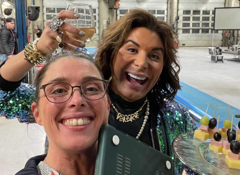 Maria hos Glø, sammen med artisten Erlend Elias.