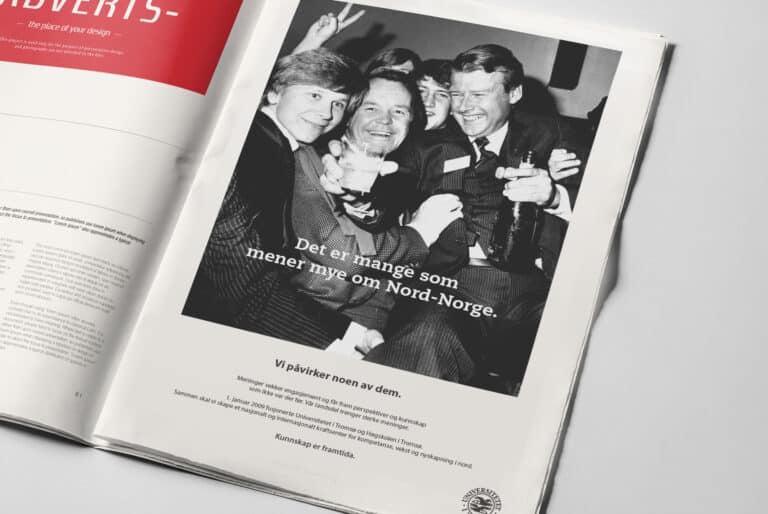 Et magasin viser et svart-hvitt-bilde av tre smilende menn i dress som klirrer med glass på et sosialt arrangement. Norsk tekst ligger over bildet, og ytterligere tekst og en sirkulær logo vises nedenfor.