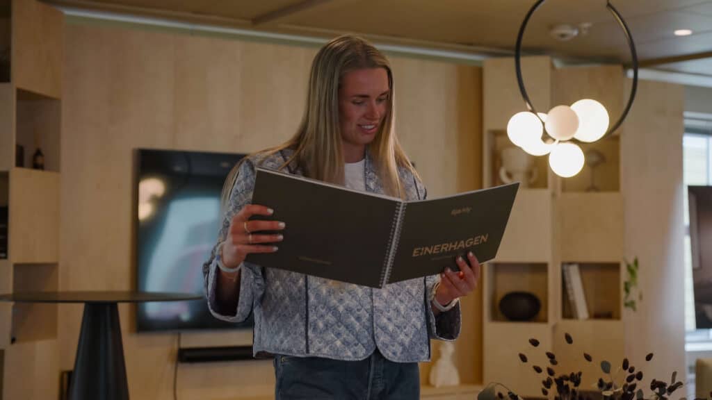 Kvinne ser på presentasjonsmateriell for Einerhagen