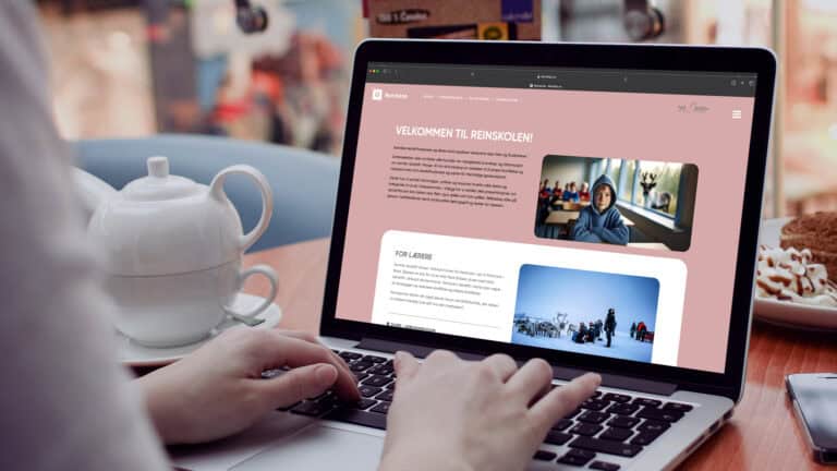 En person sitter med en bærbar PC og ser på nettsiden reinfakta.no og reinskolen.