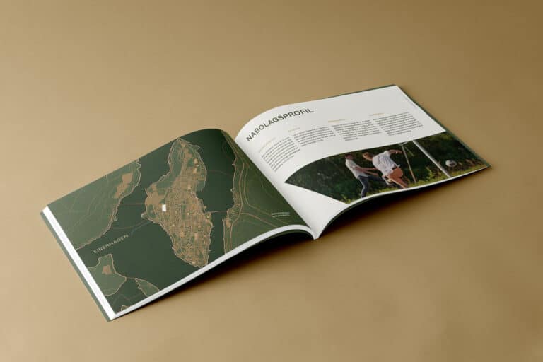 Et åpent boligprospekt for Einerhagen på en brun overflate viser et grønt kart på venstre side og en nabolagsprofil med tekst og to bilder av folk utendørs på høyre side.