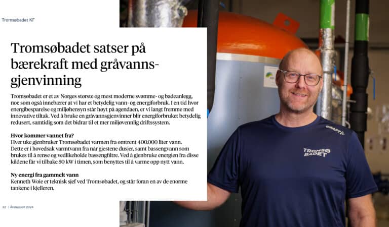 En smilende mann med briller og en marineblå Tromsøbadet-t-skjorte står ved siden av industrielt utstyr. Norsk tekst omhandler Tromsøbadets bærekraftige energitiltak og varmegjenbruk.