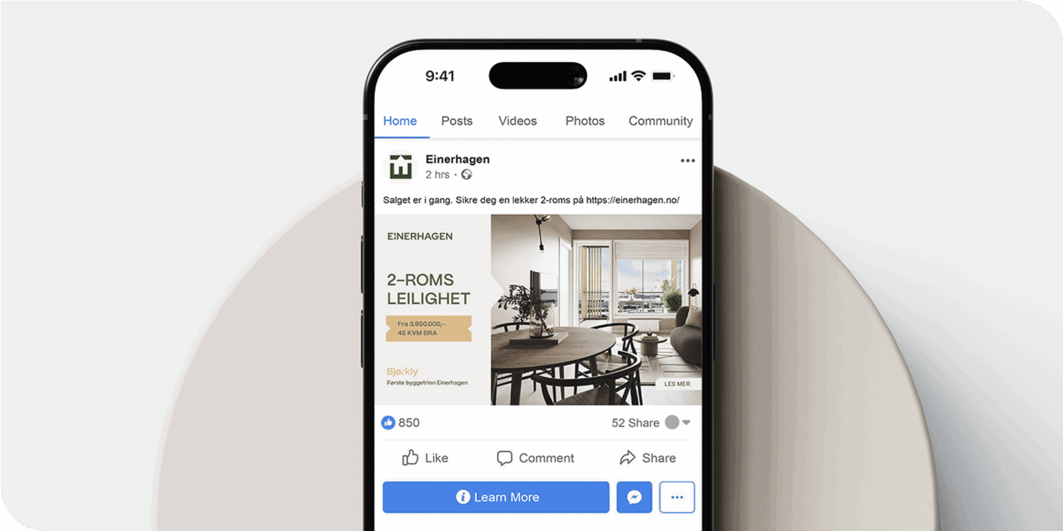 En smarttelefon viser et Facebook-innlegg med en moderne leilighetsannonse med et bilde av en lys stue, spisebord og store vinduer med utsikt over byen. Innlegget viser likes, delinger og kommentaralternativer.