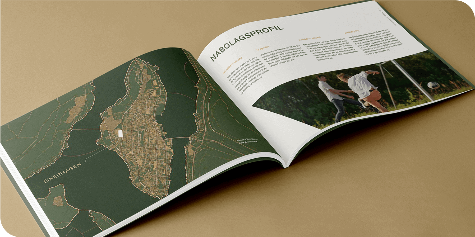 En åpen brosjyre viser et kart over et nabolag på venstre side og tekst med et bilde av to personer som spiller fotball utendørs på høyre side. Overskriften lyder NABOLAGSPROFIL.